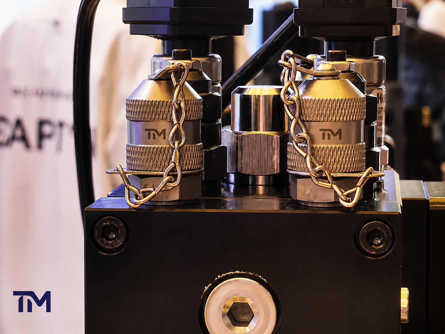 Salt spray test apparatus for hydraulic components